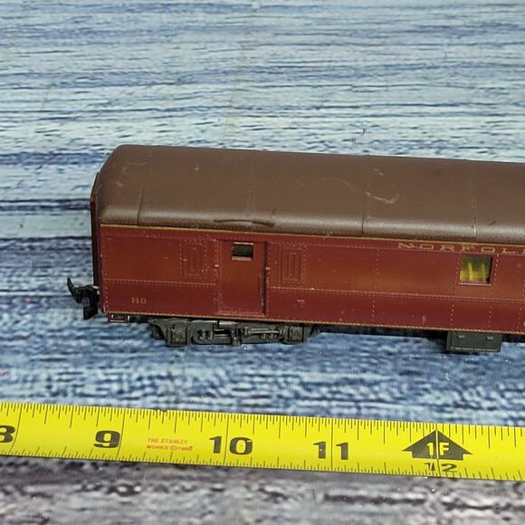 Vintage H.O scale Norfolk and Western US mail postage train car maroon and brown - Picture 7 of 16